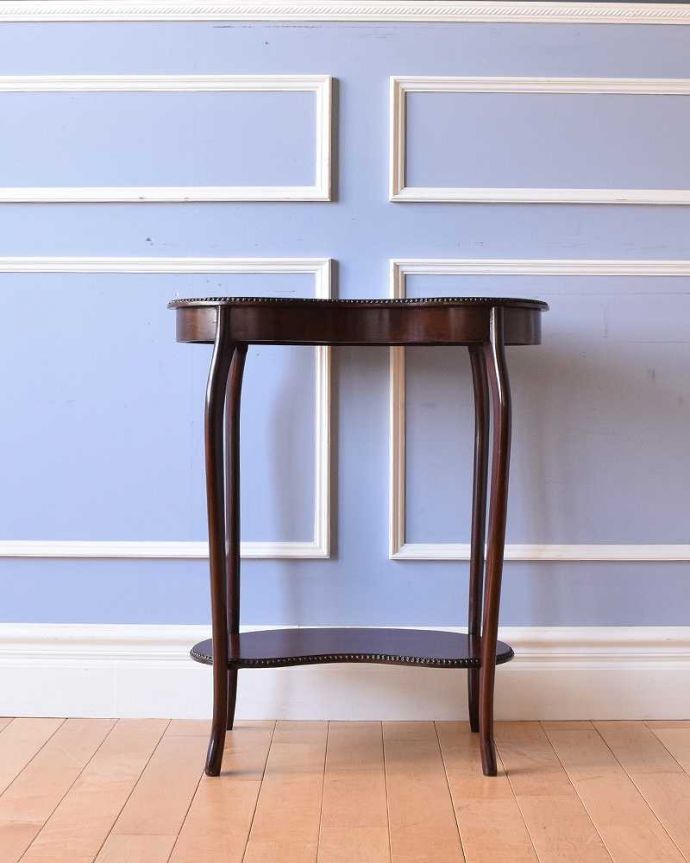 アンティークのテーブル　アンティーク家具　オシャレなビーンズ型のオケージョナルテーブル、高級感があるアンティーク英国家具。こちら側も、もちろんキレイです！アンティークは新品ではないので、もちろん経年変化によるキズはありますが、専門の職人がキレイにお直しをしているので、後ろ姿までキレイです。(k-1823-f)