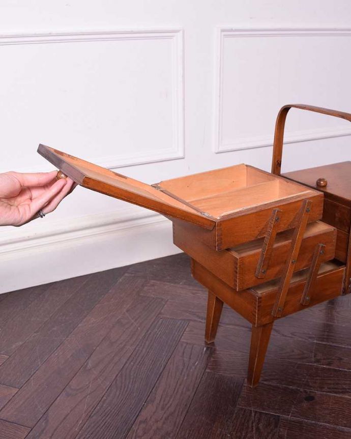 ソーイングボックス　アンティーク家具　可愛い脚付き、小物収納にぴったりなあめ色のアンティークソーイングボックス。開閉もスムーズです。(k-1825-f)