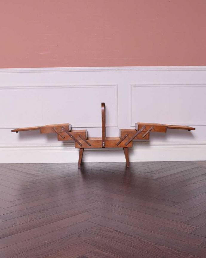 ソーイングボックス　アンティーク家具　可愛い脚付き、小物収納にぴったりなあめ色のアンティークソーイングボックス。見てください！こんな風に広がるんです。(k-1825-f)