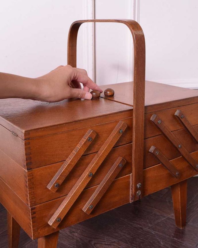 ソーイングボックス　アンティーク家具　可愛い脚付き、小物収納にぴったりなあめ色のアンティークソーイングボックス。箱のふたには取っ手が付いています。(k-1825-f)