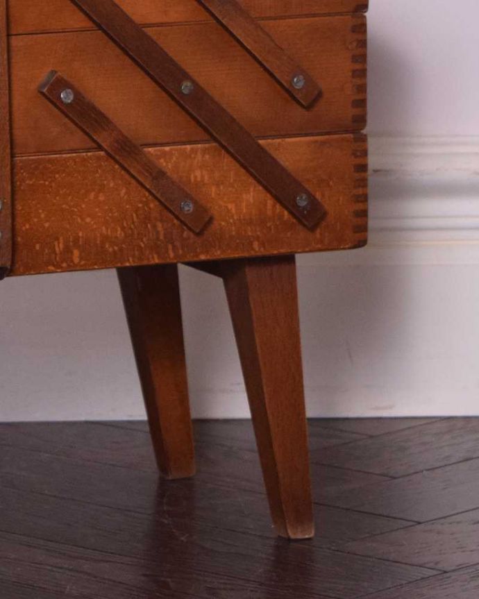 ソーイングボックス　アンティーク家具　可愛い脚付き、小物収納にぴったりなあめ色のアンティークソーイングボックス。持ち上げなくても移動ラクラクHandleのアンティーク家具の足の裏にはフェルトキーパーをお付けしています。(k-1825-f)