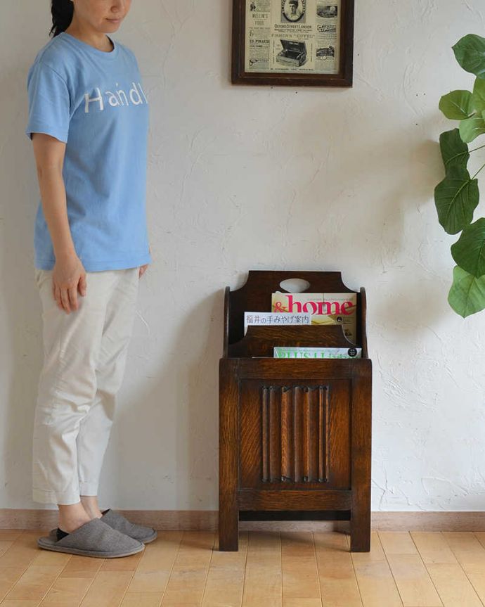 マガジンラック　アンティーク家具　英国らしいリネンフォールドの装飾、英国輸入のアンティーク家具のマガジンラック。このマガジンラックなら、新聞さえ特別な気分で収納できますね。(k-1827-f)