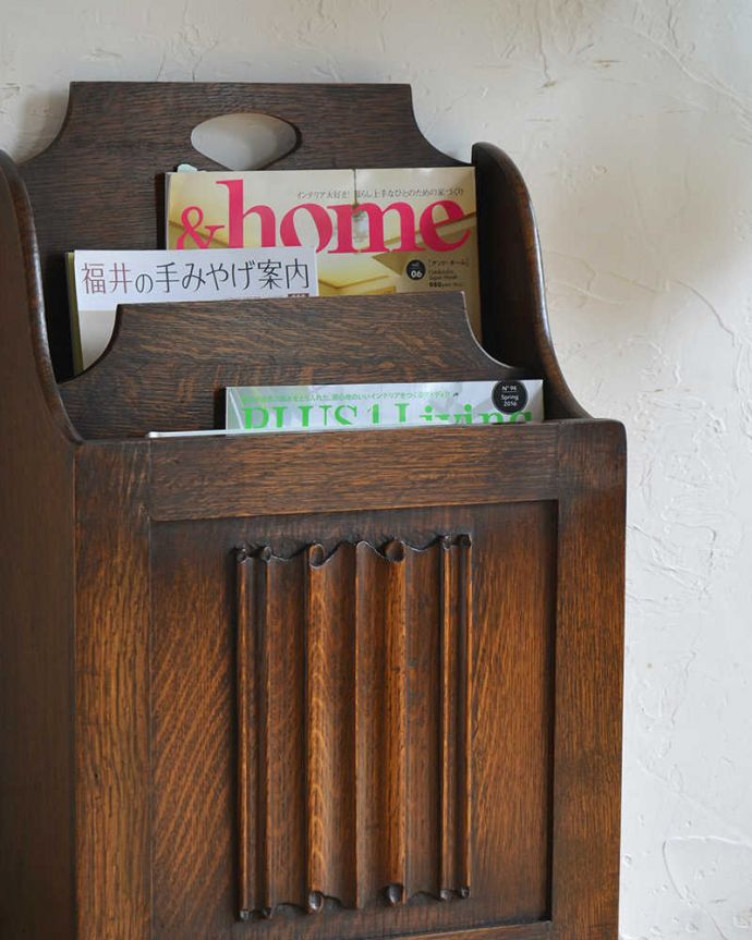 マガジンラック　アンティーク家具　英国らしいリネンフォールドの装飾、英国輸入のアンティーク家具のマガジンラック。使いやすさNo.1！小さなアンティークどのお家でも必ず使っているマガジンラックも、アンティークだったら、デザインが素敵なんです。(k-1827-f)