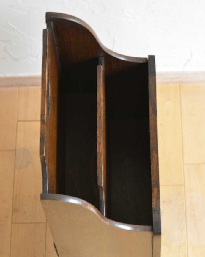 マガジンラック　アンティーク家具　英国らしいリネンフォールドの装飾、英国輸入のアンティーク家具のマガジンラック。雑誌を入れる部分もキレイに修復しましたアンティークは新品ではないので、経年変化によるキズはありますが、専門の職人がキレイにお直しをしています。(k-1827-f)