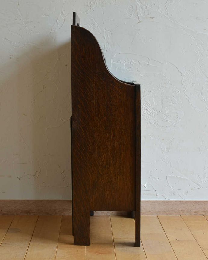 マガジンラック　アンティーク家具　英国らしいリネンフォールドの装飾、英国輸入のアンティーク家具のマガジンラック。横から見ると･･･360度、どの角度から見ても素敵なデザインです。(k-1827-f)