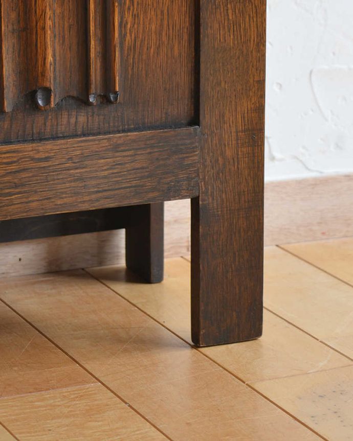 マガジンラック　アンティーク家具　英国らしいリネンフォールドの装飾、英国輸入のアンティーク家具のマガジンラック。持ち上げなくても移動ラクラクHandleのアンティーク家具の足の裏にはフェルトキーパーをお付けしています。(k-1827-f)