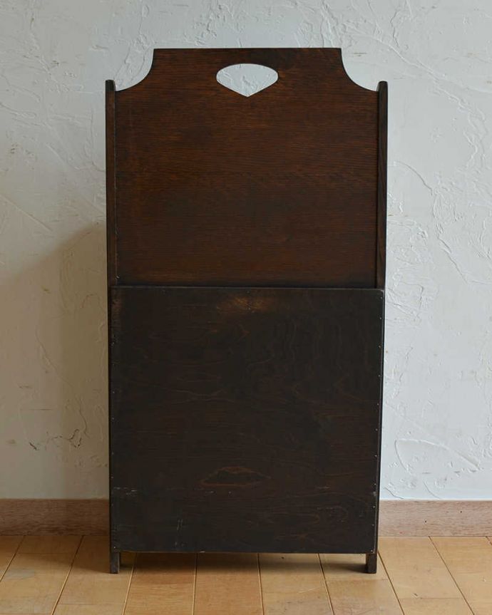 マガジンラック　アンティーク家具　英国らしいリネンフォールドの装飾、英国輸入のアンティーク家具のマガジンラック。アンティークは新品ではないので、もちろん経年変化によるキズはありますが、専門の職人が目立たないようキレイにお直しをしているので、後姿までキレイです。(k-1827-f)