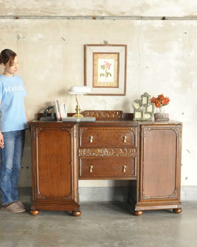 サイドボード　アンティーク家具　英国アンティーク家具、オーク材の上品なサイドボード。英国アンティーク家具らしい重厚なオトナの美しさ重厚感のあるドッシリとした雰囲気の彫がたっぷり入ったサイドボード、もともとはダイニングでサーブ用に使われていた家具です。(k-1832-f)