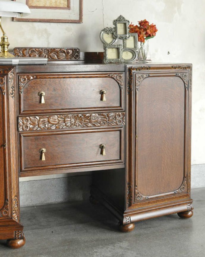 サイドボード　アンティーク家具　英国アンティーク家具、オーク材の上品なサイドボード。やっぱり魅力は英国らしい彫まだ機械が発達していない時代に、こんなに堅い木材をどうやって加工したんだろう？って不思議になるくらい細かい彫。(k-1832-f)