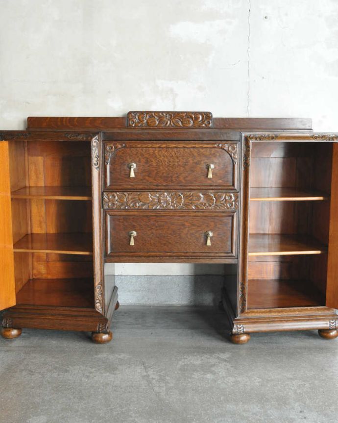 サイドボード　アンティーク家具　英国アンティーク家具、オーク材の上品なサイドボード。扉の奥にはたっぷりの収納。(k-1832-f)