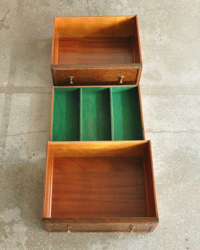 サイドボード　アンティーク家具　英国アンティーク家具、オーク材の上品なサイドボード。引き出しの中もキレイに修復しましたもともとカトラリーを入れて使っていた引き出し。(k-1832-f)