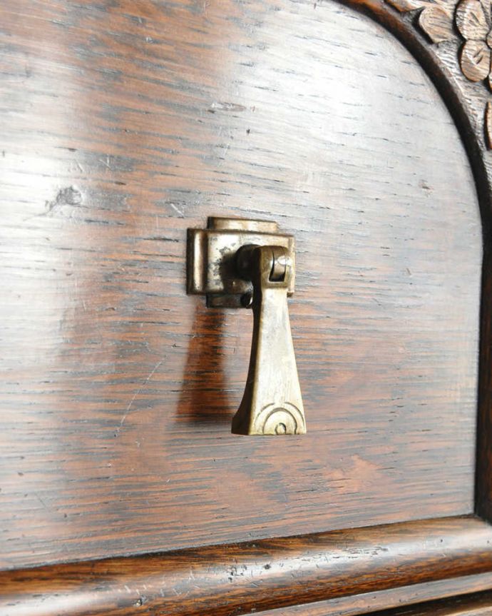 サイドボード　アンティーク家具　英国アンティーク家具、オーク材の上品なサイドボード。取っ手にまでアンティークらしさ時間の流れが感じられる凝ったデザインの味わい深い取っ手。(k-1832-f)