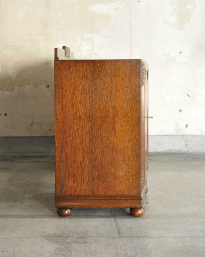 サイドボード　アンティーク家具　英国アンティーク家具、オーク材の上品なサイドボード。もちろん横から見てもステキ横顔にだって妥協しません。(k-1832-f)