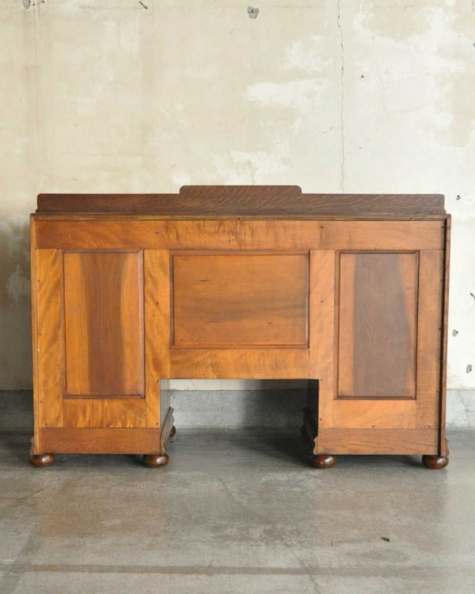 サイドボード　アンティーク家具　英国アンティーク家具、オーク材の上品なサイドボード。さらに後ろ姿もチェックアンティークは新品ではないので、もちろん経年変化によるキズはありますが、専門の職人がキレイに修復しました。(k-1832-f)