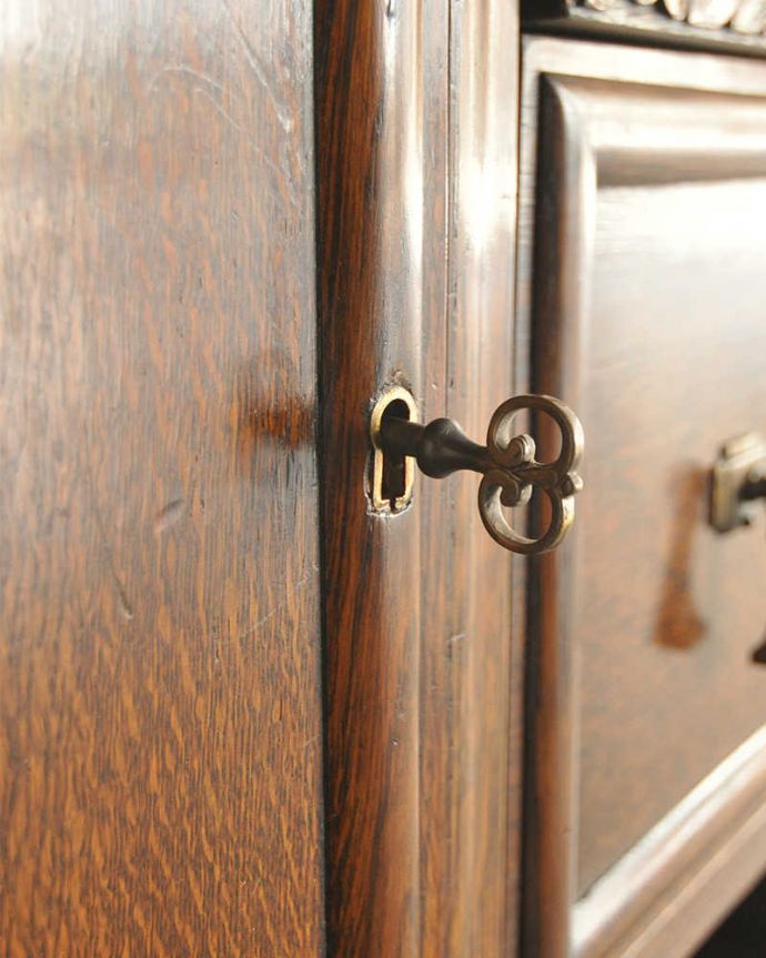 サイドボード　アンティーク家具　英国アンティーク家具、オーク材の上品なサイドボード。アンティークらしい取っ手取っ手にもアンティークらしさが。(k-1832-f)