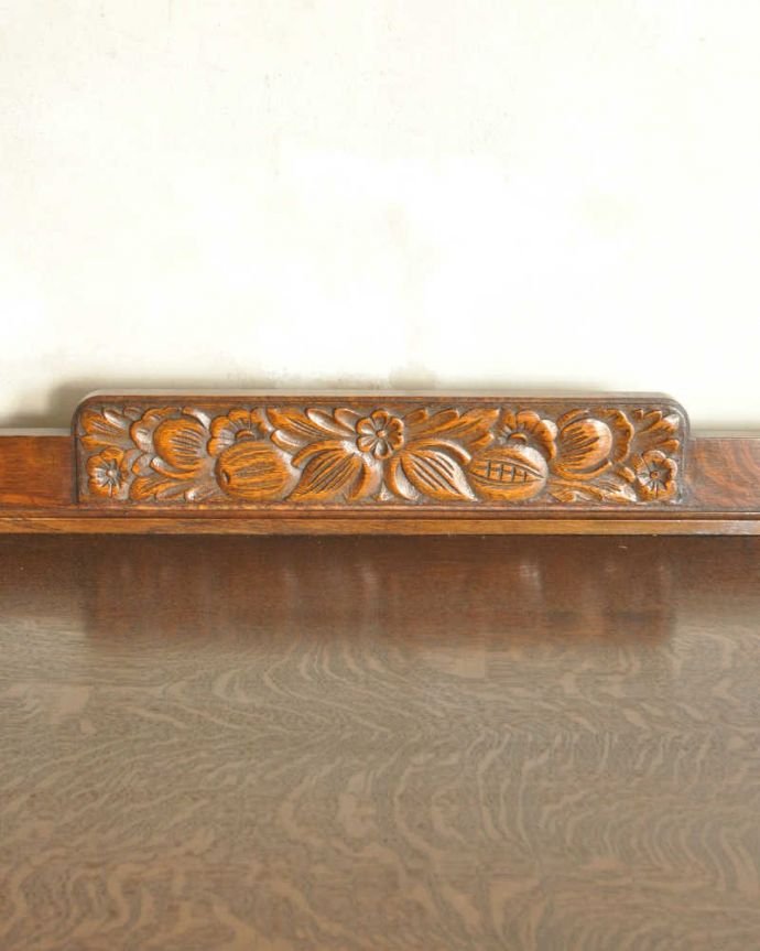 サイドボード　アンティーク家具　英国アンティーク家具、オーク材の上品なサイドボード。至る所に繊細な彫いろんな彫のデザインがありますが、個人的に美しいと思える女性らしく優雅なデザインを選んできました。(k-1832-f)