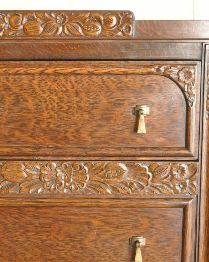 サイドボード　アンティーク家具　英国アンティーク家具、オーク材の上品なサイドボード。惚れ惚れするような美しさとっても堅い無垢材に一体どうやって彫っていったんでしょう？アンティークらしく細かい彫りを眺めているだけでうっとりしてしまいます。(k-1832-f)