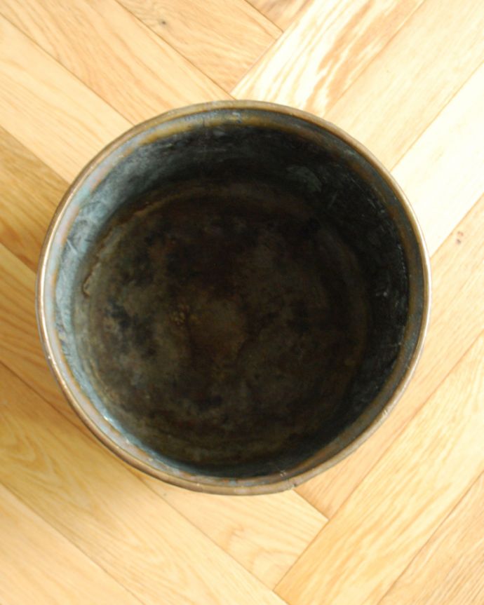 シルバーのテーブルウェア　アンティーク雑貨　英国アンティーク雑貨、真鍮製のコールボックス（コールスキャトル）。アンティークのため、多少の欠け・傷がある場合がありますが、使用上問題はありませんので、ご了承下さい。(k-1835-z)