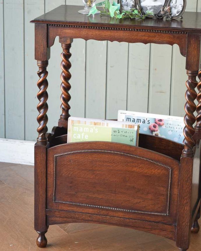 マガジンラック アンティーク家具 英国のアンティーク家具、雑誌や新聞を収納できるマガジンラック(オケージョナルテーブル)。細くて美しいツイストデザインの脚クルックルッとしなやかに巻かれたデザインのツイスト脚が印象的。(k-1836-f)
