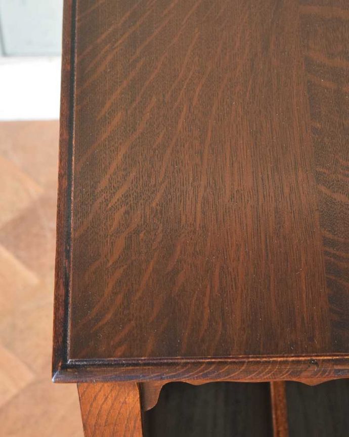 マガジンラック アンティーク家具 英国のアンティーク家具、雑誌や新聞を収納できるマガジンラック(オケージョナルテーブル)。天板の周りのデザインもステキ天板の周りのカッティングも美しいんです。(k-1836-f)