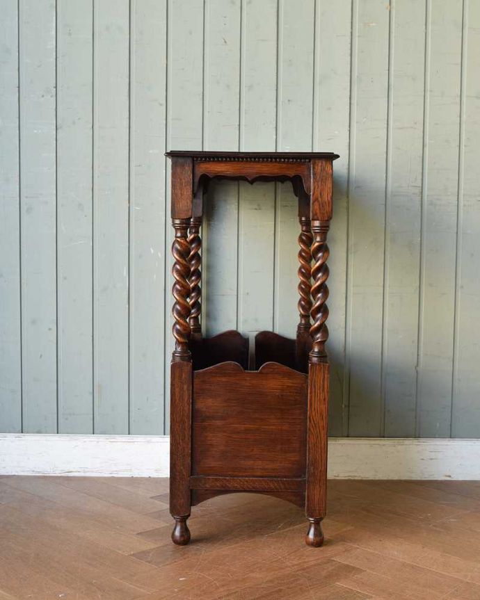 マガジンラック アンティーク家具 英国のアンティーク家具、雑誌や新聞を収納できるマガジンラック(オケージョナルテーブル)。クルッと回転。(k-1836-f)