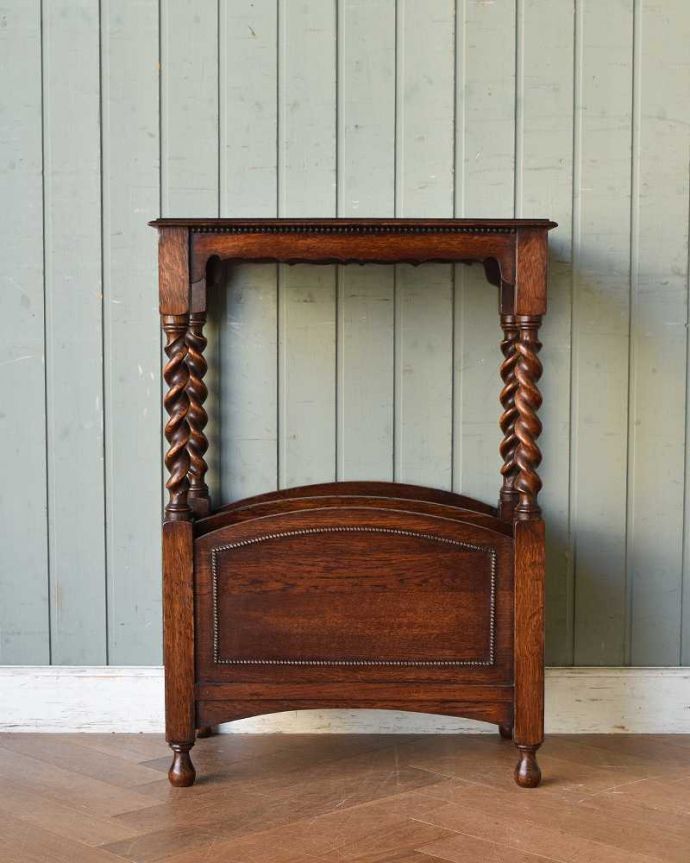 マガジンラック アンティーク家具 英国のアンティーク家具、雑誌や新聞を収納できるマガジンラック(オケージョナルテーブル)。しっかり修復しました!アンティークは新品ではないので、もちろん経年変化によるキズはありますが、専門の職人がしっかり修復してあるのでキレイです。(k-1836-f)