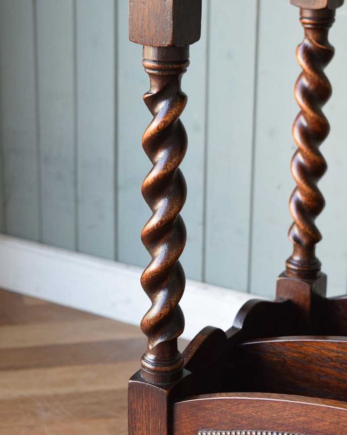 マガジンラック アンティーク家具 英国のアンティーク家具、雑誌や新聞を収納できるマガジンラック(オケージョナルテーブル)。英国家具ならではの装飾を堪能美しいツイストの装飾には、思わずうっとりしてしまいます。(k-1836-f)