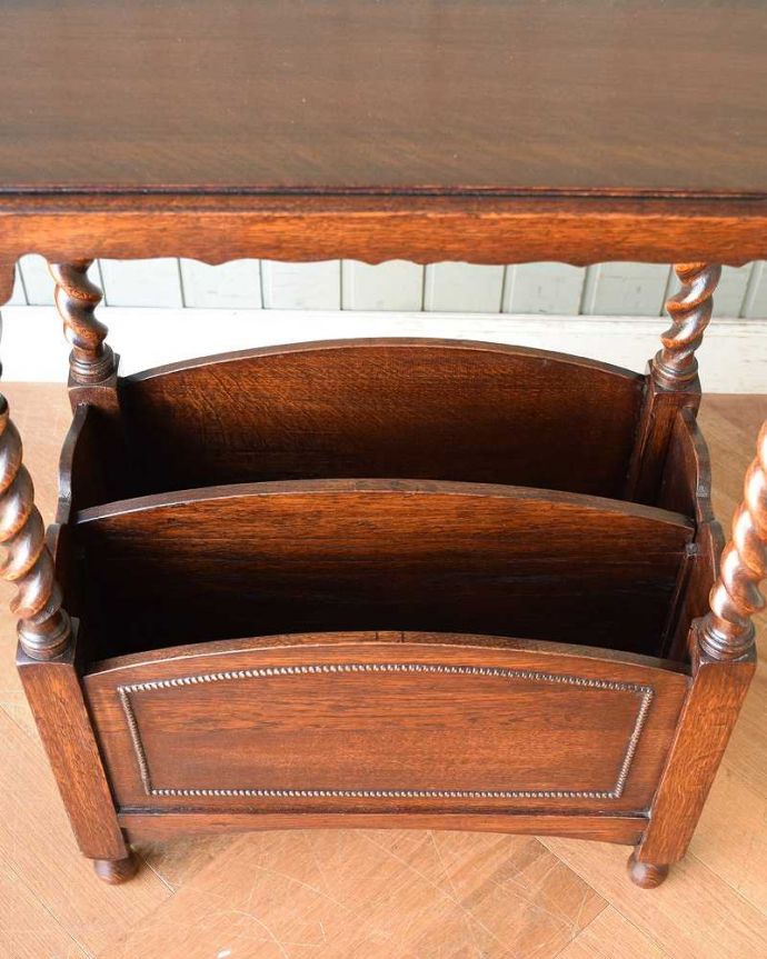 マガジンラック アンティーク家具 英国のアンティーク家具、雑誌や新聞を収納できるマガジンラック(オケージョナルテーブル)。雑誌を入れる部分もキレイに修復しましたアンティークは新品ではないので経年変化によるキズはありますが、専門の職人がキレイにお直ししました。(k-1836-f)