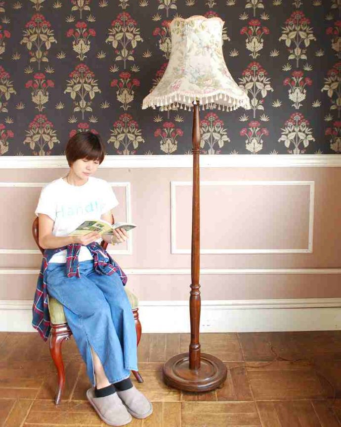 スタンドライト　照明・ライティング　イギリスから届いたアンティーク照明、お花のシェードのフロアランプ（B22型シャンデリア球付き）。置くだけで手に入る癒しの灯り見た目もインテリアの一部として素敵なフロアランプ。(k-1838-f)