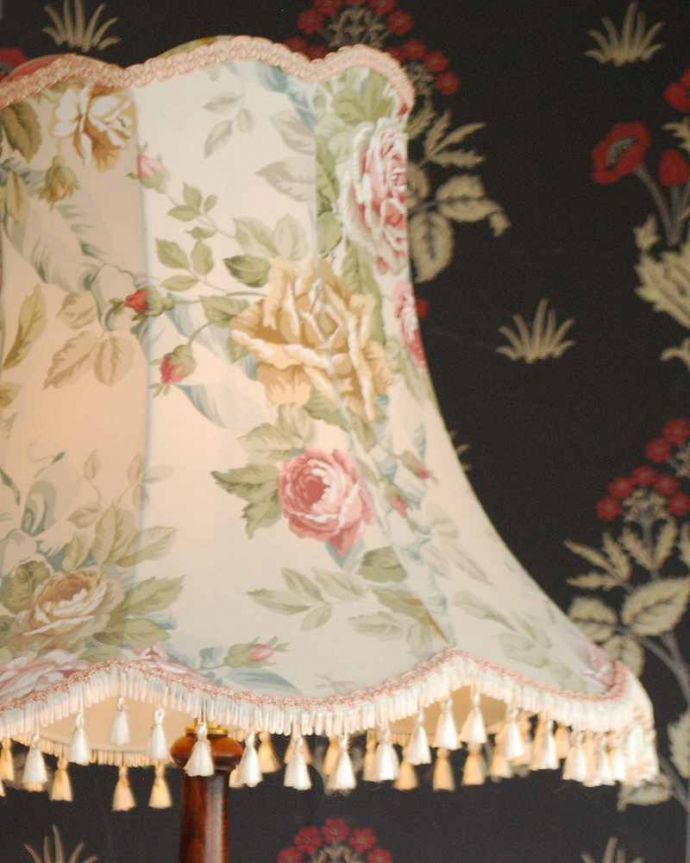 スタンドライト　照明・ライティング　イギリスから届いたアンティーク照明、お花のシェードのフロアランプ（B22型シャンデリア球付き）。お部屋のアクセントに。(k-1838-f)