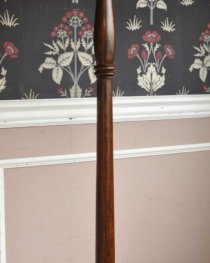 スタンドライト　照明・ライティング　イギリスから届いたアンティーク照明、お花のシェードのフロアランプ（B22型シャンデリア球付き）。艶のある美しい木製スタンドです。(k-1838-f)