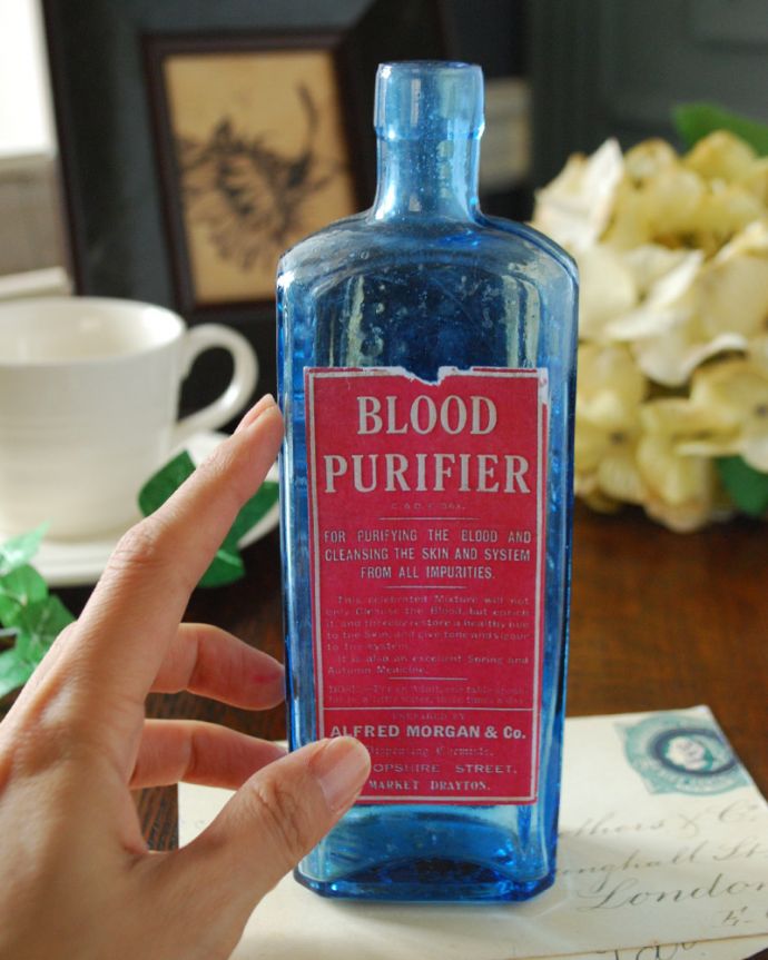 アンティーク ガラスボトル アンティーク雑貨 ステッカー付きアンティークガラスボトル(BLOOD PURIFIER)。ミルクや薬品、調味料など様々な用途で使われてきたアンティークボトルたちです。(k-1843-z)