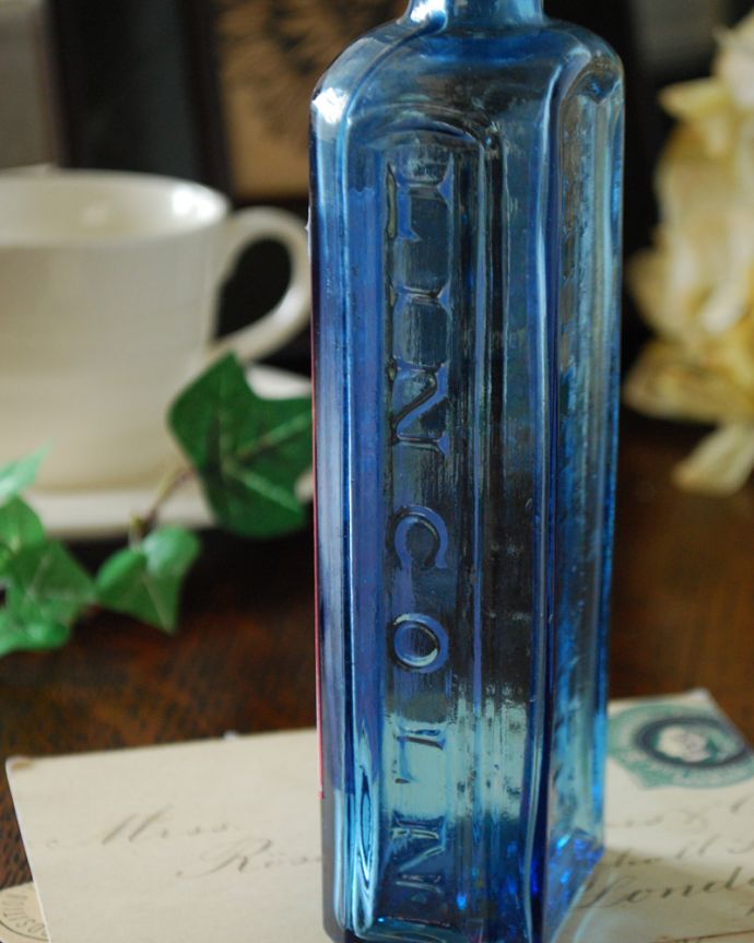 アンティーク ガラスボトル アンティーク雑貨 ステッカー付きアンティークガラスボトル(BLOOD PURIFIER)。1輪挿しにもピッタリです。(k-1843-z)