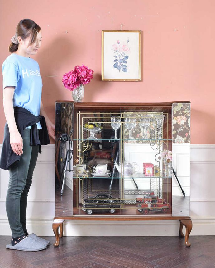 アンティークのキャビネット　アンティーク家具　ミラーとガラスがキラキラ輝く、美しいアンティークガラスキャビネット。キラキラ輝くガラスのキャビネット。(k-1844-f)