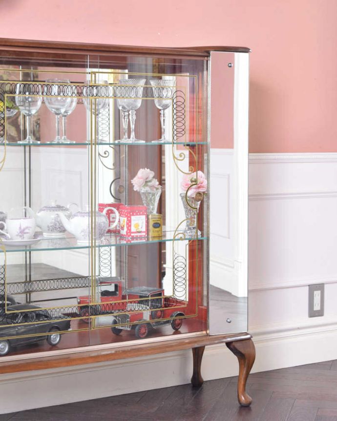 アンティークのキャビネット　アンティーク家具　ミラーとガラスがキラキラ輝く、美しいアンティークガラスキャビネット。ガラス越しに中をのぞいてみると･･･光りが入るとミラーに反射してキラッと輝くから、中に入れたものにスポットライトが当たった感じ。(k-1844-f)