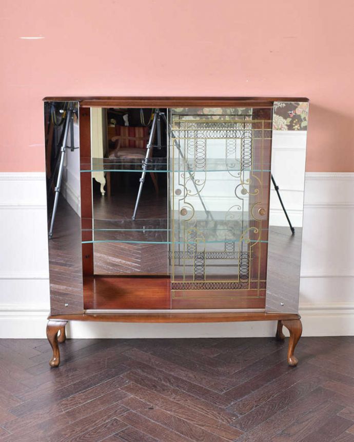 アンティークのキャビネット　アンティーク家具　ミラーとガラスがキラキラ輝く、美しいアンティークガラスキャビネット。扉を開けてみると、こんな感じです背板の鏡に映し出されることで、お部屋が広く見えちゃう効果もあるんです。(k-1844-f)