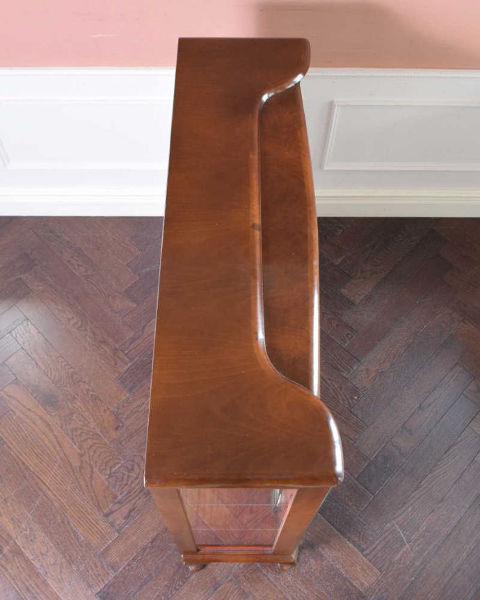 アンティークのキャビネット　アンティーク家具　ミラーとガラスがキラキラ輝く、美しいアンティークガラスキャビネット。上から見てるとこんな形のキャビネットです。(k-1844-f)