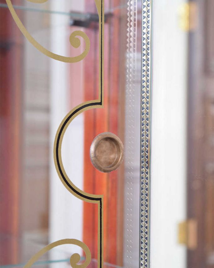 アンティークのキャビネット　アンティーク家具　ミラーとガラスがキラキラ輝く、美しいアンティークガラスキャビネット。開ける度にワクワク引き戸は引きやすい取っ手になっています。(k-1844-f)