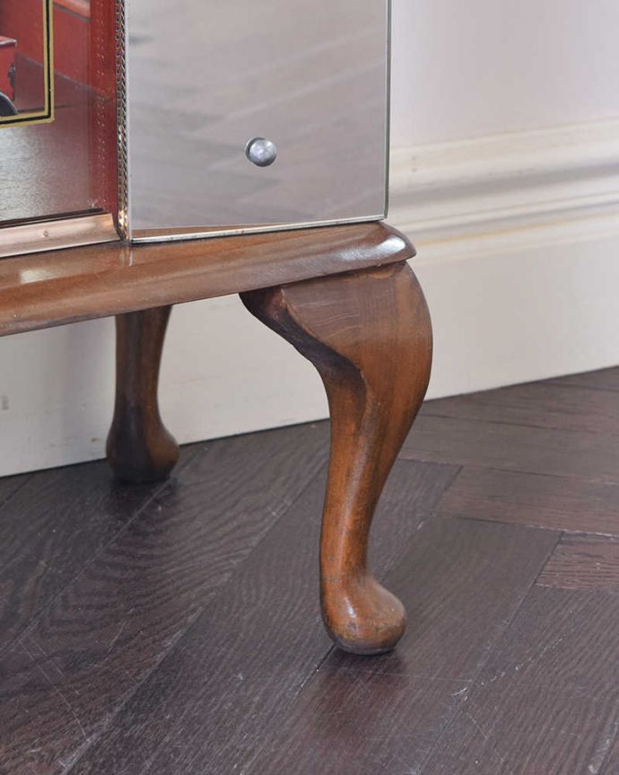 アンティークのキャビネット　アンティーク家具　ミラーとガラスがキラキラ輝く、美しいアンティークガラスキャビネット。女性１人でもラクに運べちゃうヒミツHandleのアンティークは、脚の裏にフェルトキーパーをお付けしているので、床を滑らせれば女性でも移動がカンタンに出来ます！ご安心下さい。(k-1844-f)