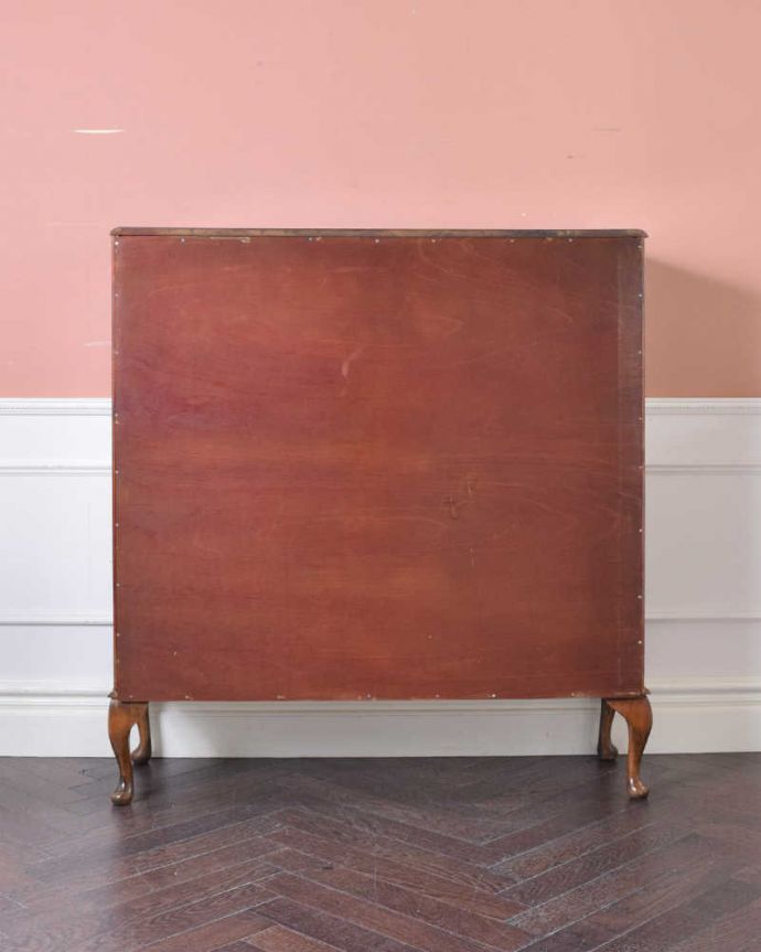 アンティークのキャビネット　アンティーク家具　ミラーとガラスがキラキラ輝く、美しいアンティークガラスキャビネット。キレイに修復しました！アンティークは新品ではないので、経年変化によるキズはありますが、専門の職人がキレイにお直しをしているので、後ろ姿もキレイです。(k-1844-f)