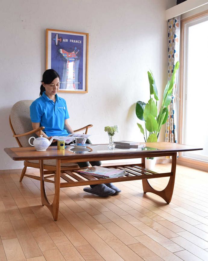 G-PLAN(Gプラン) アンティーク家具 北欧スタイルのヴィンデージ家具、棚付きのコーヒーテーブル。スッキリとしたカッコいい北欧デザインシンプルでカッコいいコーヒーテーブルは、どんなお部屋のインテリアにもすんなりカッコよく似合います!(モデルの身長はcmです)。(k-1846-f)