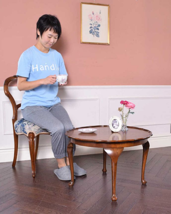 アンティークのテーブル アンティーク家具 天板のカットが華やかなアンティーク家具、コンパクトなコーヒーテーブル。どこでも使える英国デザインのコーヒーテーブルどんな場所でも気軽に実用的に使えるコーヒーテーブル。(k-1847-f)