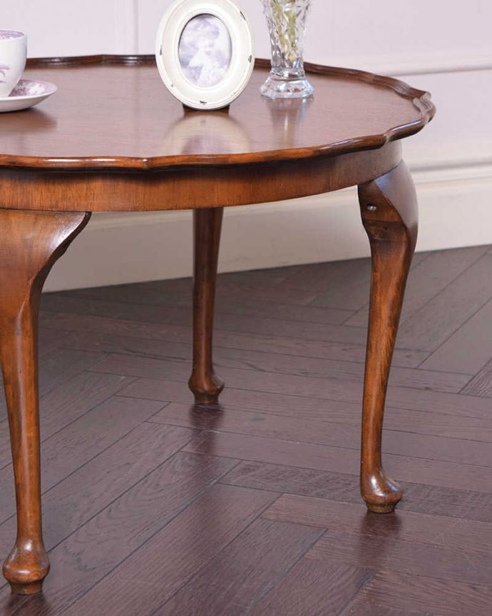 アンティークのテーブル アンティーク家具 天板のカットが華やかなアンティーク家具、コンパクトなコーヒーテーブル。木目がとっても美しい・・・脚のデザインだけ見ても、アンティークらしさが感じられるんです。(k-1847-f)