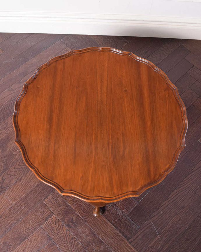 アンティークのテーブル アンティーク家具 天板のカットが華やかなアンティーク家具、コンパクトなコーヒーテーブル。上から見るとこんな感じ。(k-1847-f)