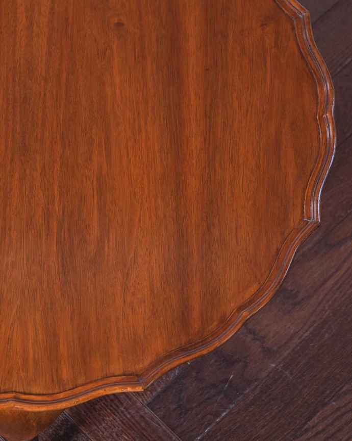 アンティークのテーブル アンティーク家具 天板のカットが華やかなアンティーク家具、コンパクトなコーヒーテーブル。天板は職人さんがキレイにお直ししました。(k-1847-f)