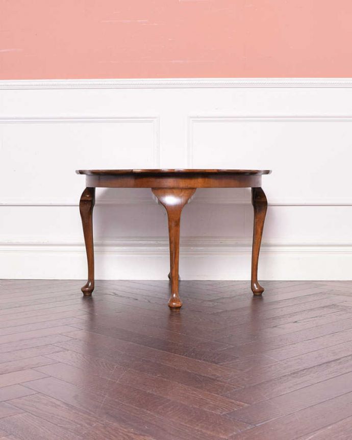 アンティークのテーブル アンティーク家具 天板のカットが華やかなアンティーク家具、コンパクトなコーヒーテーブル。クルッと回転。(k-1847-f)