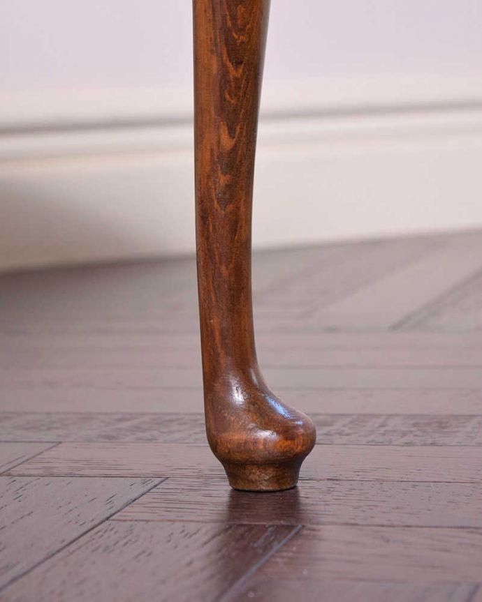 アンティークのテーブル アンティーク家具 天板のカットが華やかなアンティーク家具、コンパクトなコーヒーテーブル。持ち上げなくても移動できます!Handleのアンティークは、脚の裏にフェルトキーパーをお付けしていますので、床を滑らせてれば移動が簡単です。(k-1847-f)