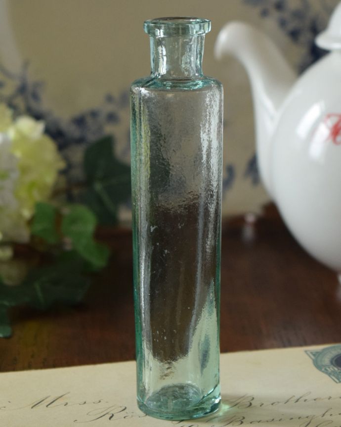 アンティーク ガラスボトル　アンティーク雑貨　厚みのあるアンティークガラス、オブジェみたいなアンティークガラスボトル。ミルクや薬品、調味料など様々な用途で使われてきたアンティークボトルたちです。(k-1847-z)