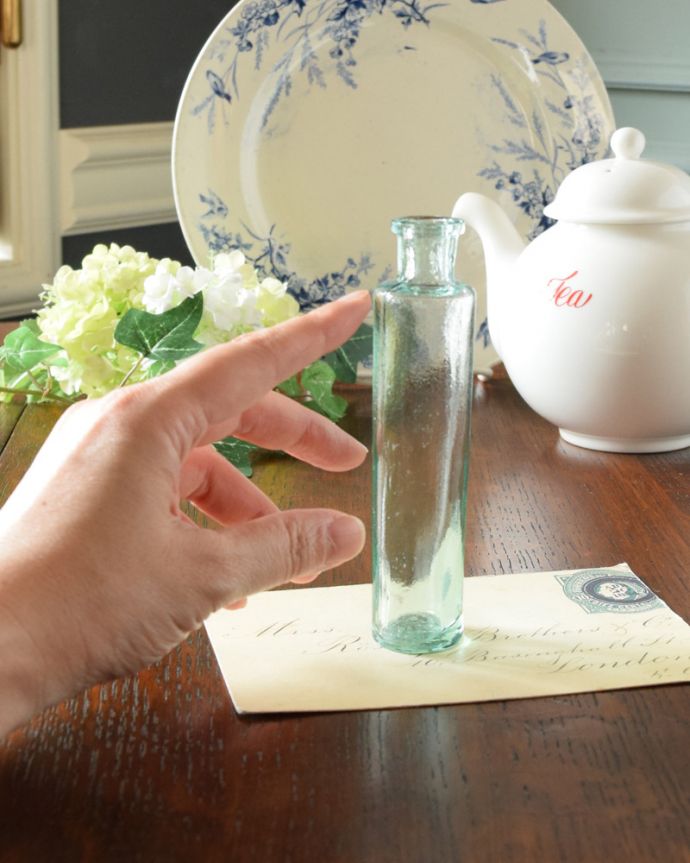 アンティーク ガラスボトル　アンティーク雑貨　厚みのあるアンティークガラス、オブジェみたいなアンティークガラスボトル。いろんな大きさや形のガラスボトルを並べるだけでお洒落になります。(k-1847-z)