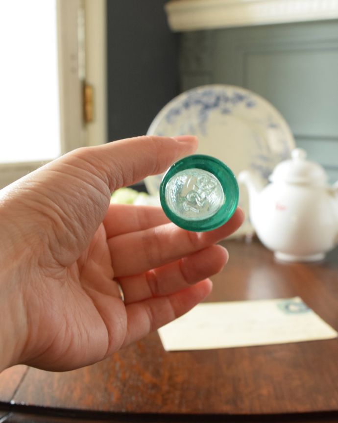 アンティーク ガラスボトル　アンティーク雑貨　厚みのあるアンティークガラス、オブジェみたいなアンティークガラスボトル。アンティークのため、多少の欠け・傷がある場合がありますが、使用上問題はありませんので、ご了承下さい。(k-1847-z)